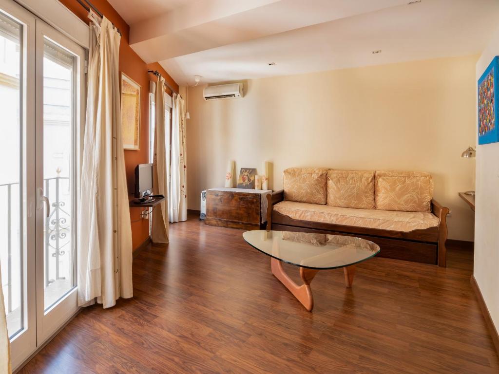 A seating area at San Felipe Sevilla Urban Apartment