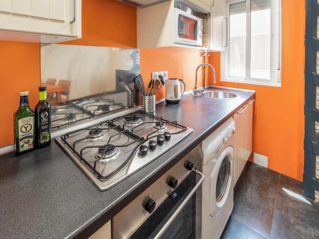 A kitchen or kitchenette at San Felipe Sevilla Urban Apartment