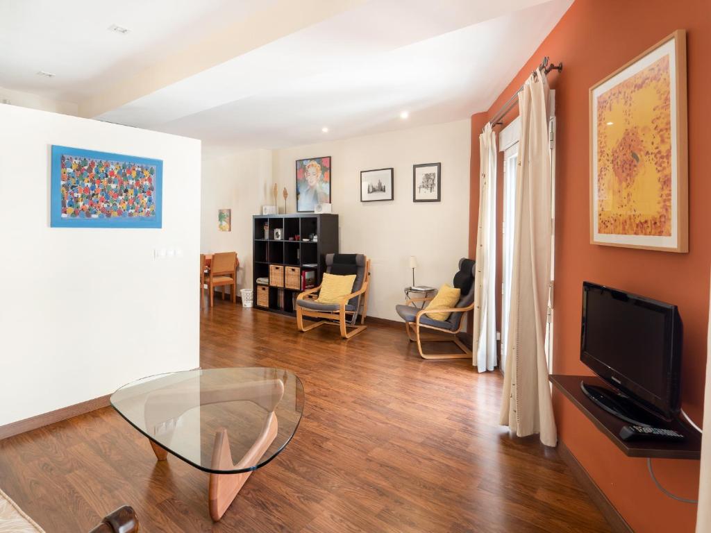 A television and/or entertainment centre at San Felipe Sevilla Urban Apartment