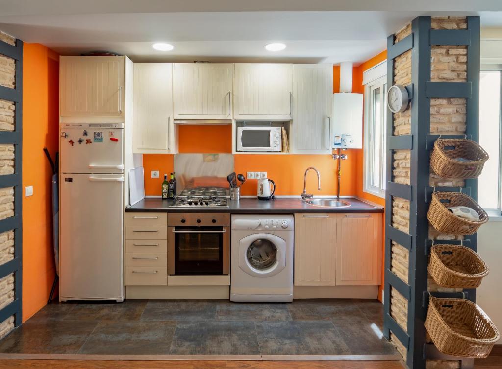 A kitchen or kitchenette at San Felipe Sevilla Urban Apartment