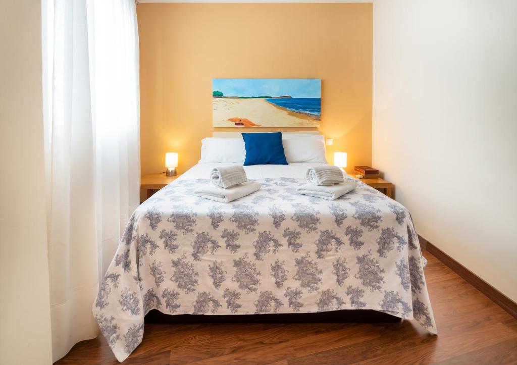 A bed or beds in a room at San Felipe Sevilla Urban Apartment