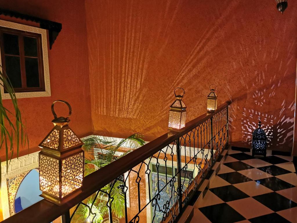 un escalier avec des lumières sur le côté du bâtiment dans l'établissement Dar Al Hayat, à Marrakech