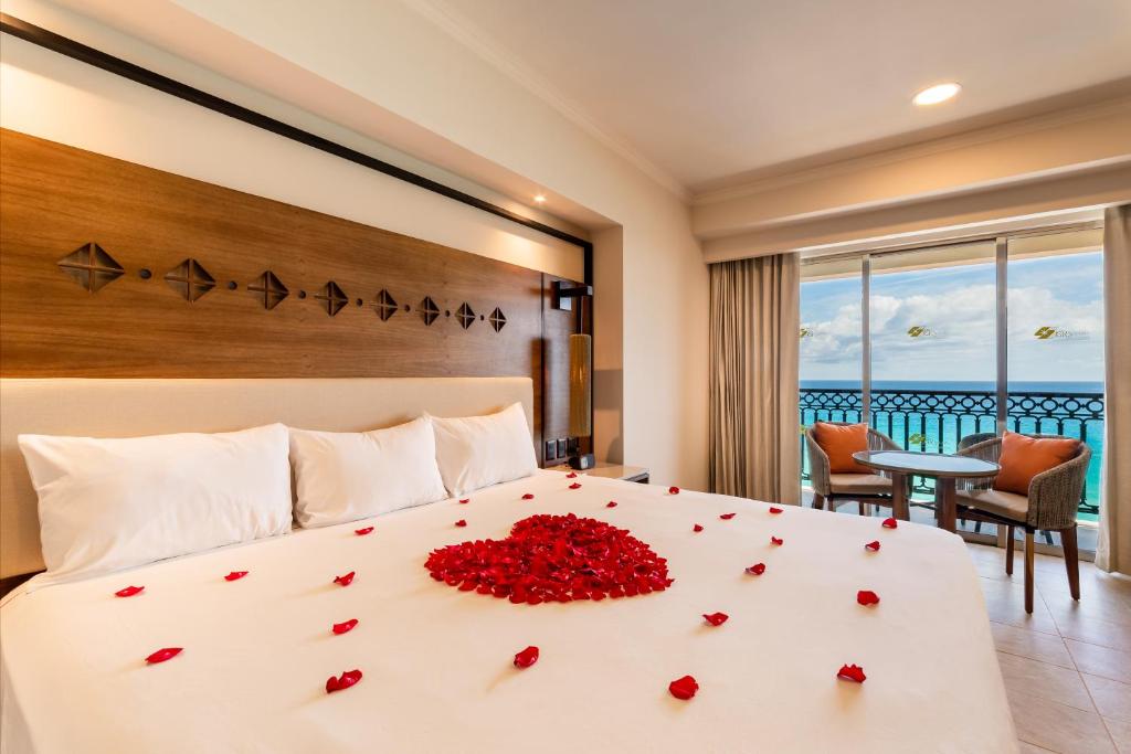 Postel nebo postele na pokoji v ubytování GR Solaris Cancun - All Inclusive