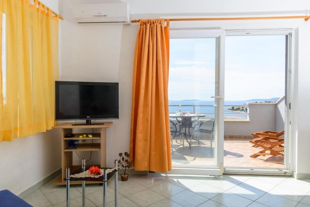 Televízia a/alebo spoločenská miestnosť v ubytovaní Apartment in Okrug Gornji with sea view, terrace, air conditioning, WiFi 5049-3
