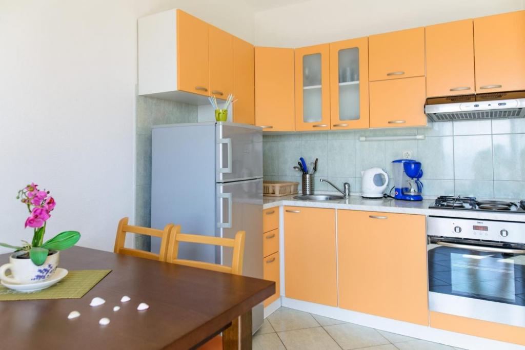 Kuchyňa alebo kuchynka v ubytovaní Apartment in Okrug Gornji with sea view, terrace, air conditioning, WiFi 5049-3