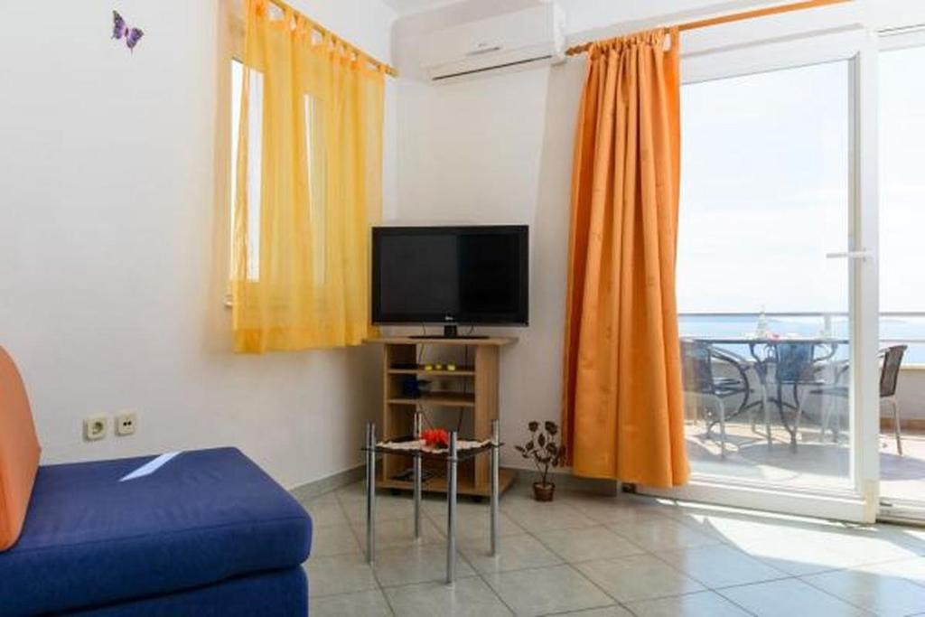 Televízia a/alebo spoločenská miestnosť v ubytovaní Apartment in Okrug Gornji with sea view, terrace, air conditioning, WiFi 5049-3