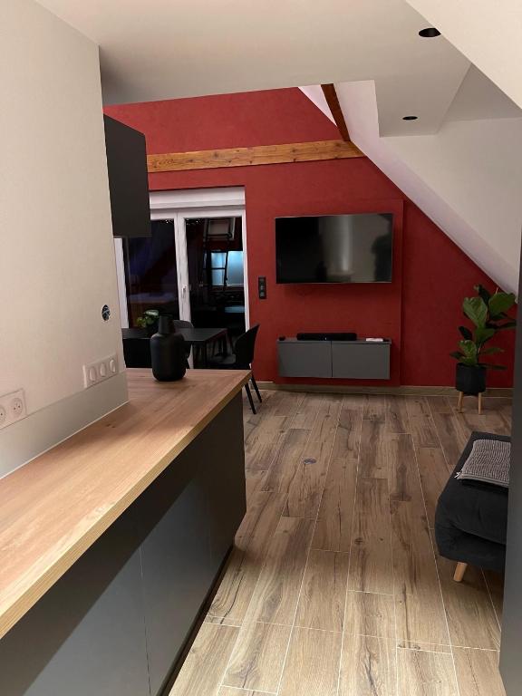 TV a/nebo společenská místnost v ubytování Gite Spa L'Atelier Emile - Spa Privatif - 5 min COLMAR