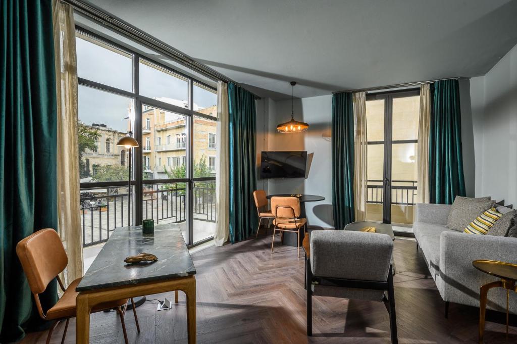salon z kanapą i stołem w obiekcie Pagopoieion - Adults Only Suites w Heraklionie