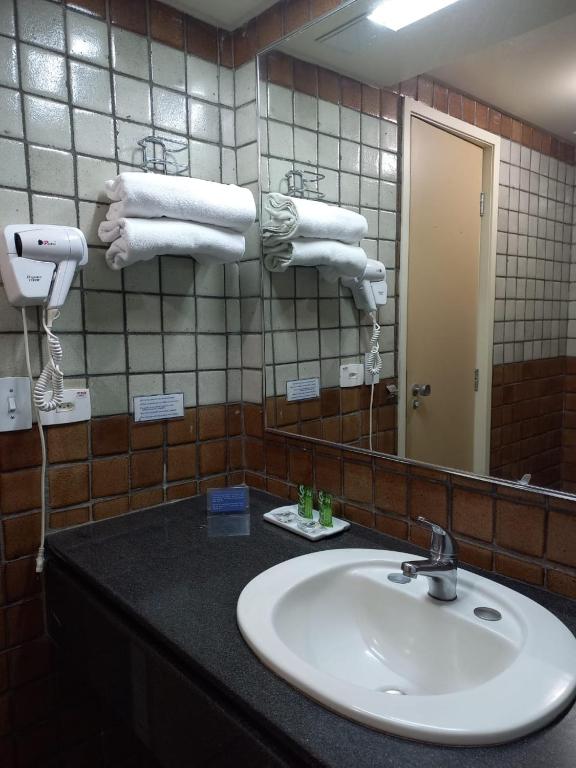 Um banheiro em Hotel Dan Inn Mar Piedade - Grande Recife By Nacional Inn