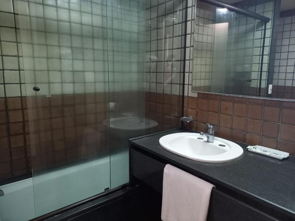Um banheiro em Hotel Dan Inn Mar Piedade - Grande Recife By Nacional Inn