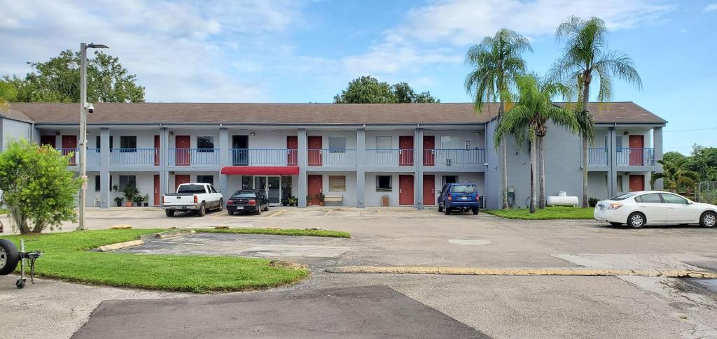 a building with cars parked in a parking lot at Lakeview Inn & Suites Okeechobee in Okeechobee