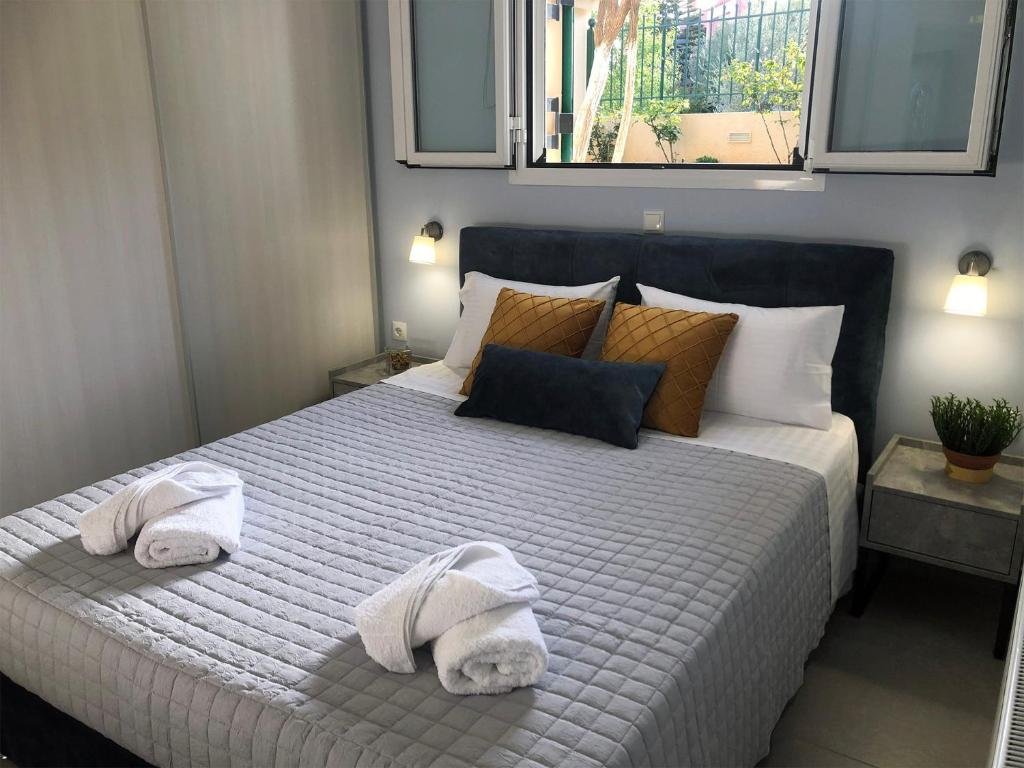 A bed or beds in a room at Strelitzia Apartments