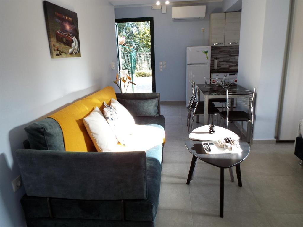 A seating area at Strelitzia Apartments