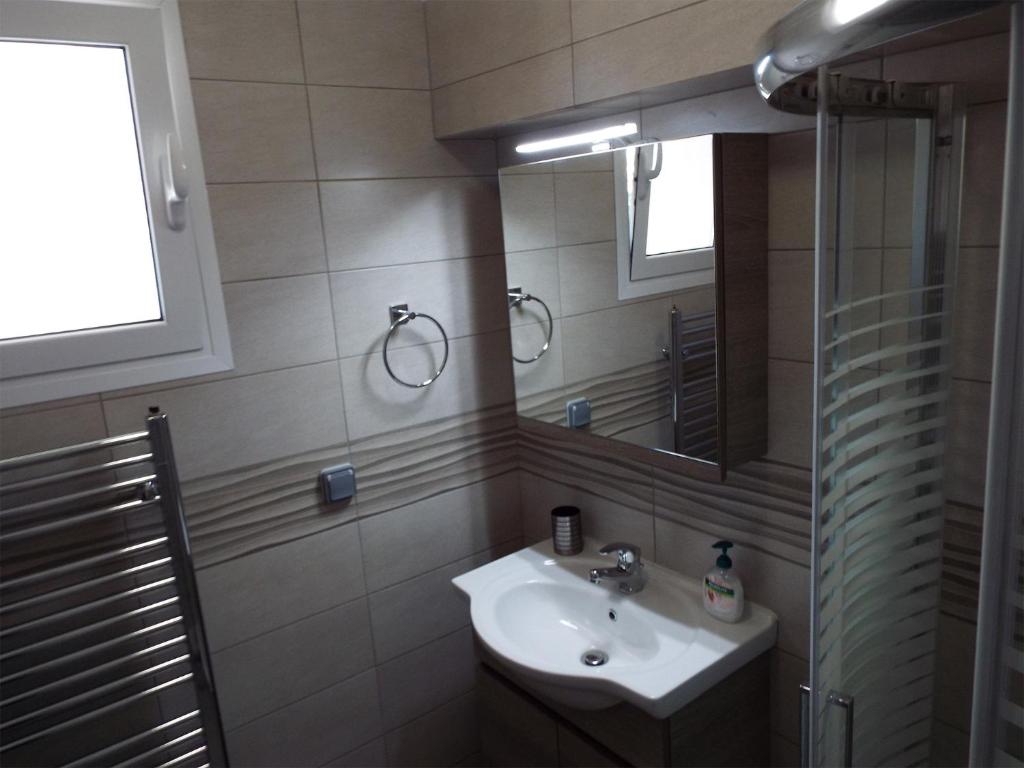 A bathroom at Strelitzia Apartments
