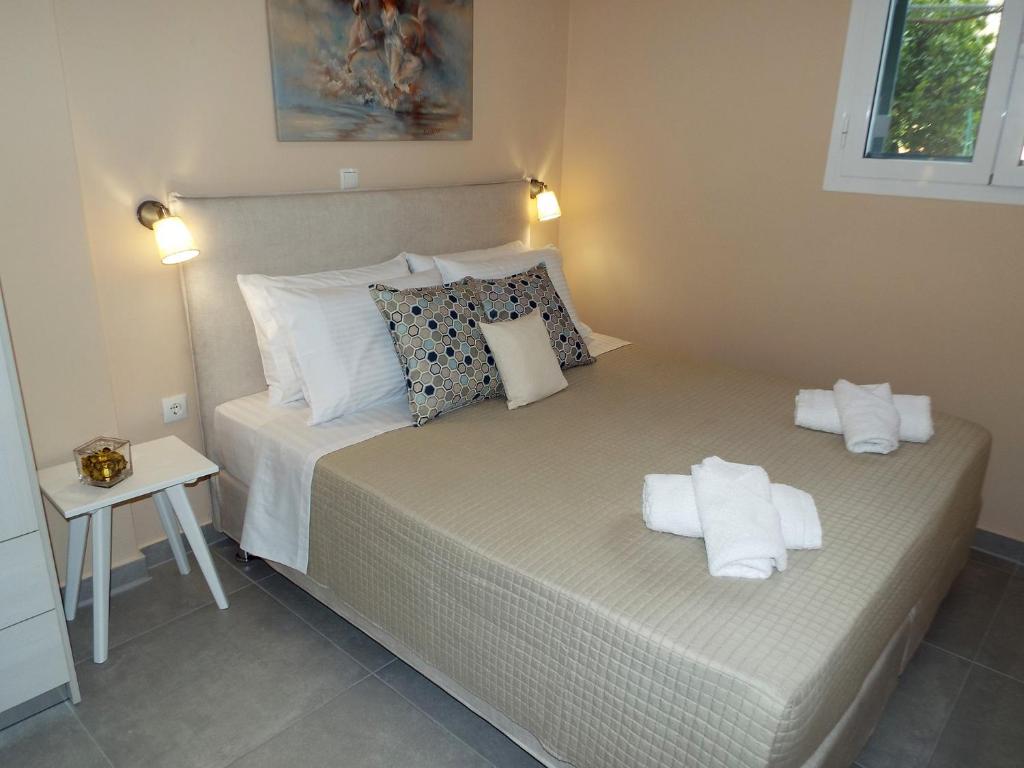 A bed or beds in a room at Strelitzia Apartments