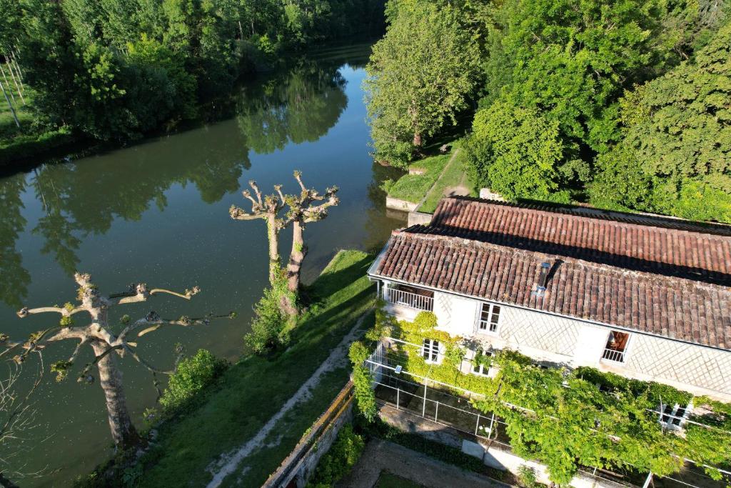 una vista aerea di una casa accanto a un fiume di Le Gué Renard-un Balcon Sur La Charente a Jarnac