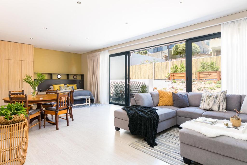 Cape Town的住宿－Cambridge Suites - #2 Cool & Spacious，客厅配有沙发和桌子