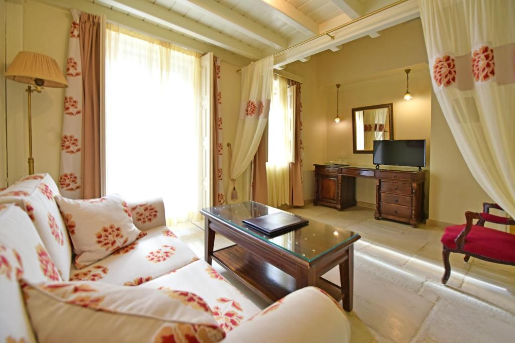 Postel nebo postele na pokoji v ubytování Angelica Traditional Boutique Hotel