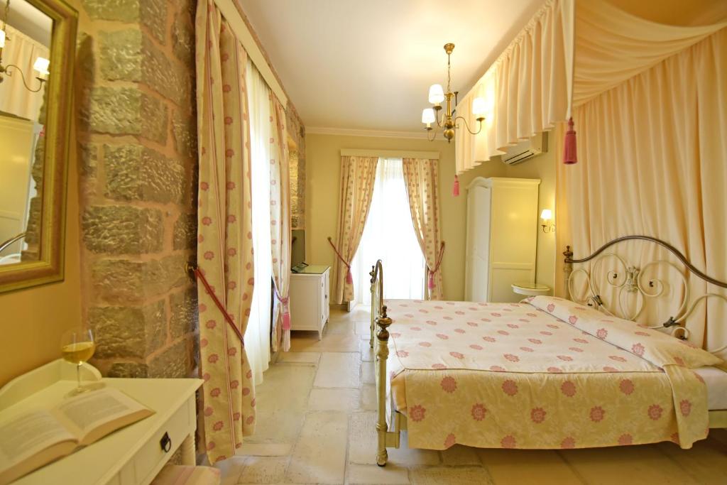 Postel nebo postele na pokoji v ubytování Angelica Traditional Boutique Hotel
