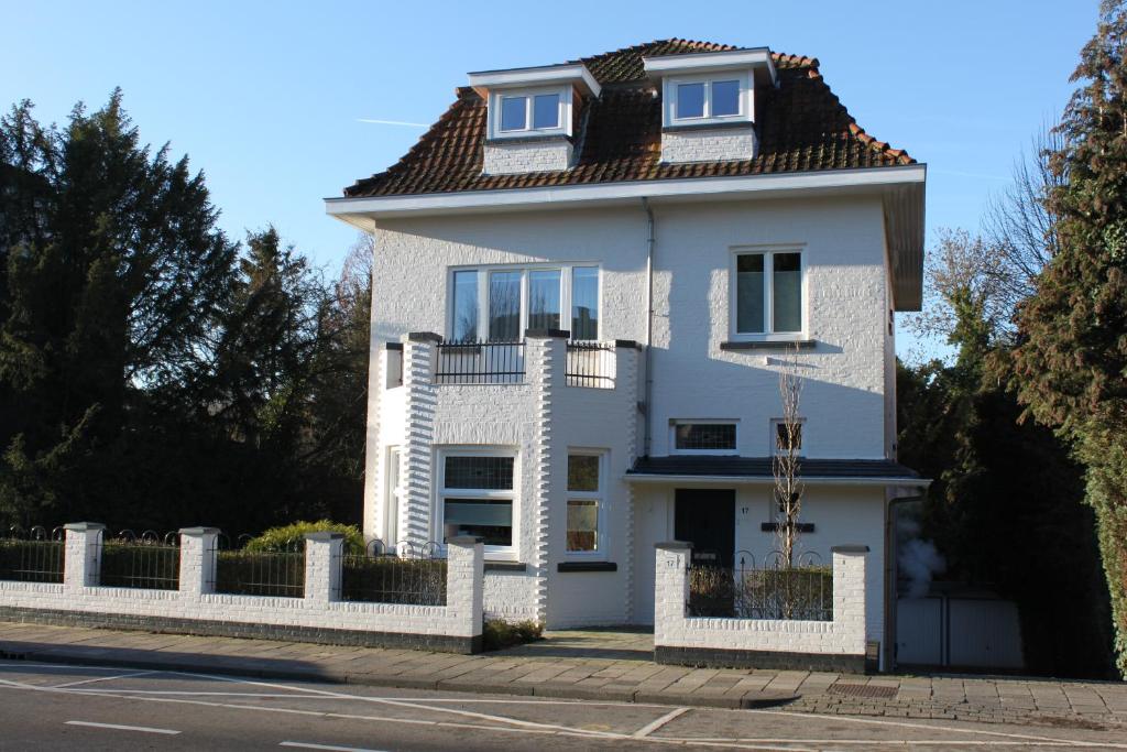 una casa blanca con techo negro en Appartement Dersaborg, en Valkenburg