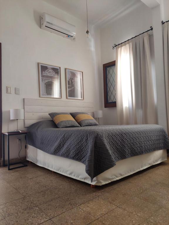 Tempat tidur dalam kamar di Casa Bordó Salta