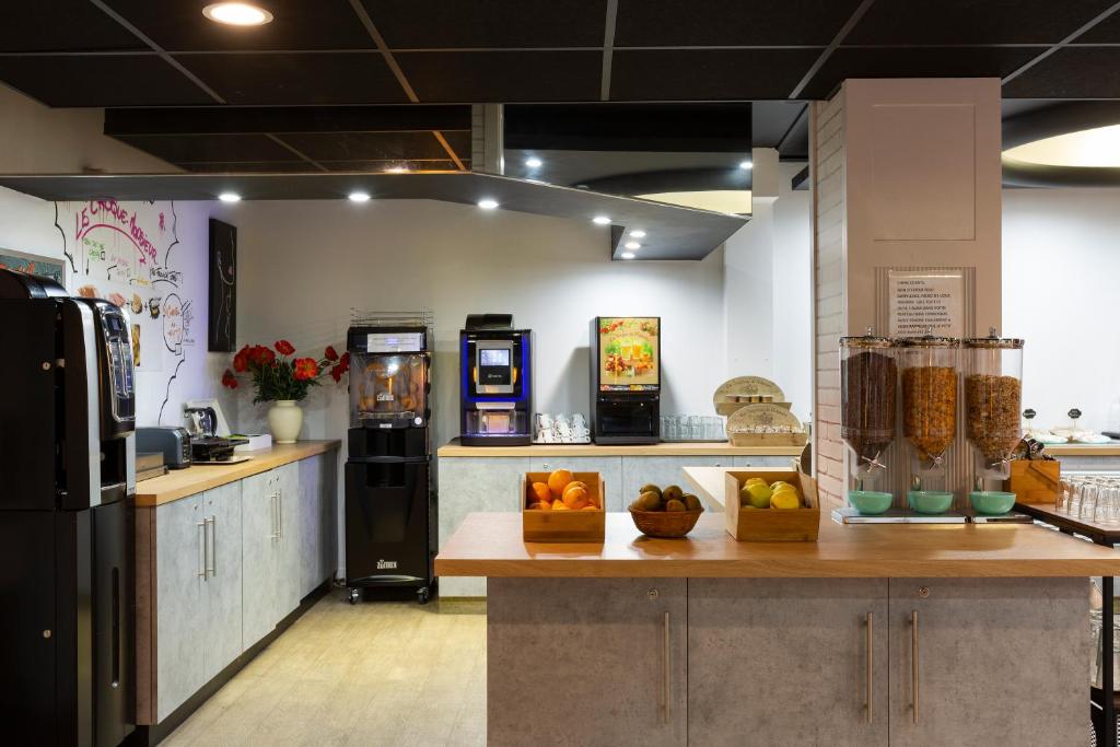 Kuchyň nebo kuchyňský kout v ubytování Ibis Styles Toulouse Centre Canal du Midi