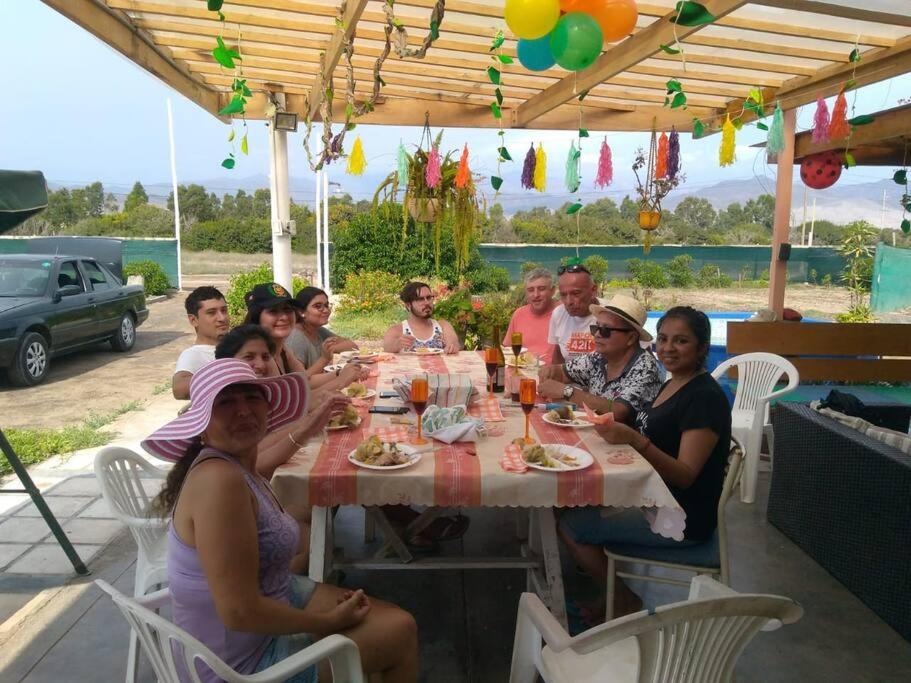 un grupo de personas sentadas alrededor de una mesa comiendo en RENOVADA cabaña de campo y mar RELAJATE y disfruta el OTOÑO EN FAMILIA, en Mala