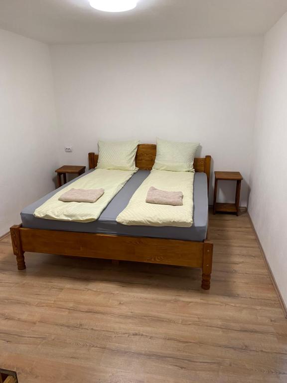 een bed in een kamer met twee kussens erop bij Casa Transilvania in Mediaş