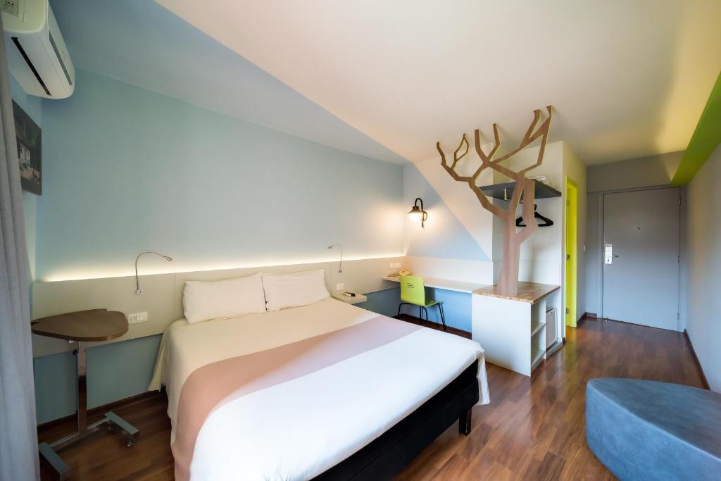 Postel nebo postele na pokoji v ubytování ibis Styles Curitiba Centro Civico