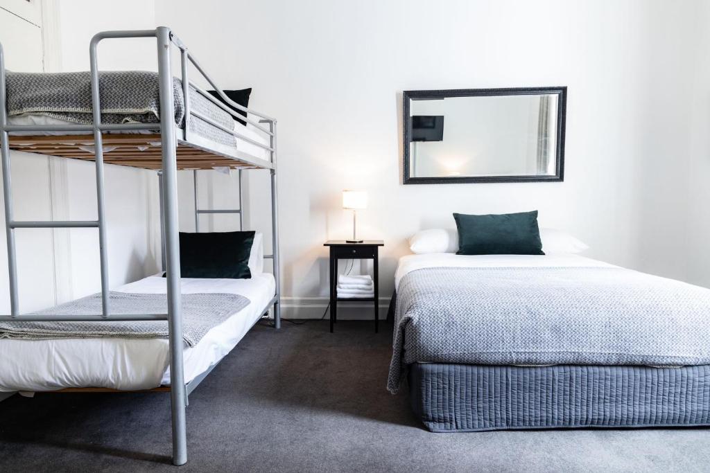 Postel nebo postele na pokoji v ubytování Wynyard Hotel