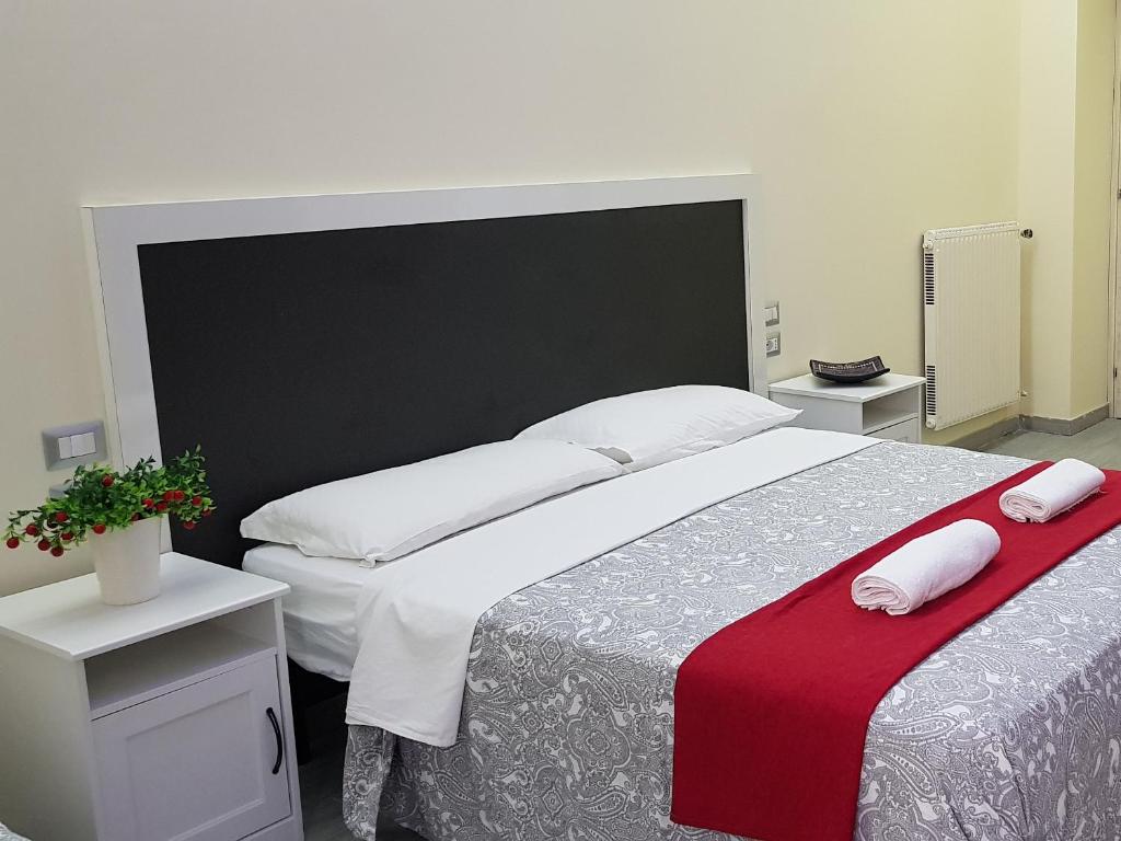 A bed or beds in a room at Lili & Aurora Home