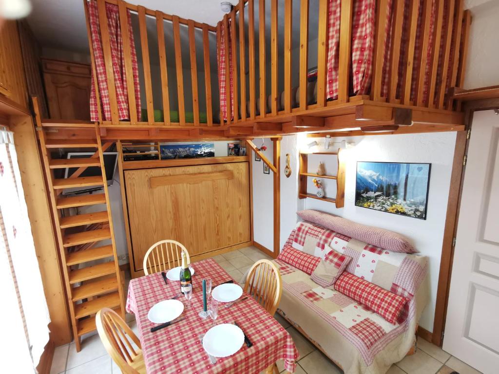una casa pequeña con mesa y sofá en Saint-Gervais-les-Bains, Appartement 4 personnes en Saint-Gervais-les-Bains