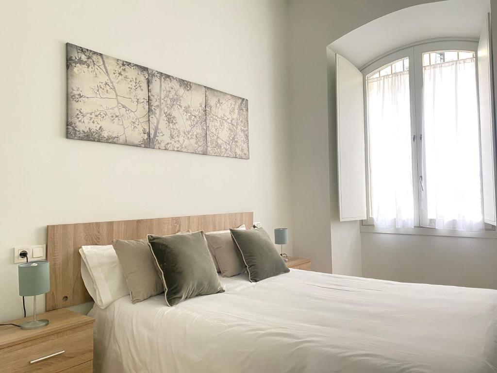 A bed or beds in a room at Hispalis Santa Catalina
