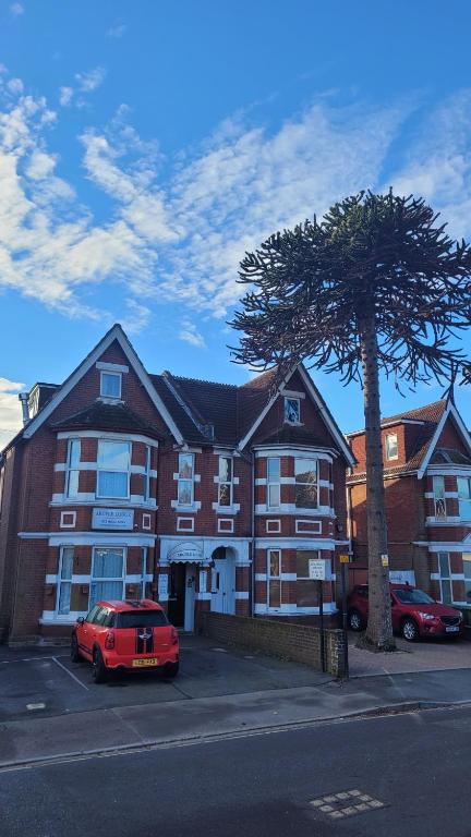 un coche rojo estacionado frente a un edificio en Argyle Lodge, en Southampton