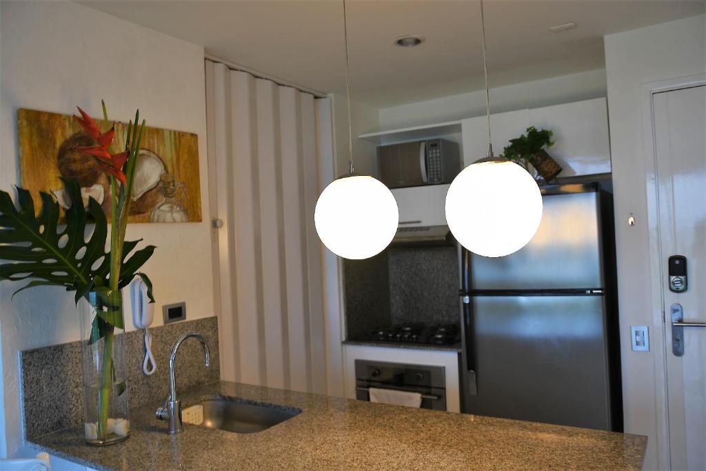 Kuchyň nebo kuchyňský kout v ubytování Hermoso apartamento con todas las comodidades acceso directo a la playa Morros Epic sector La Boquilla cumple protocolos de bioseguridad