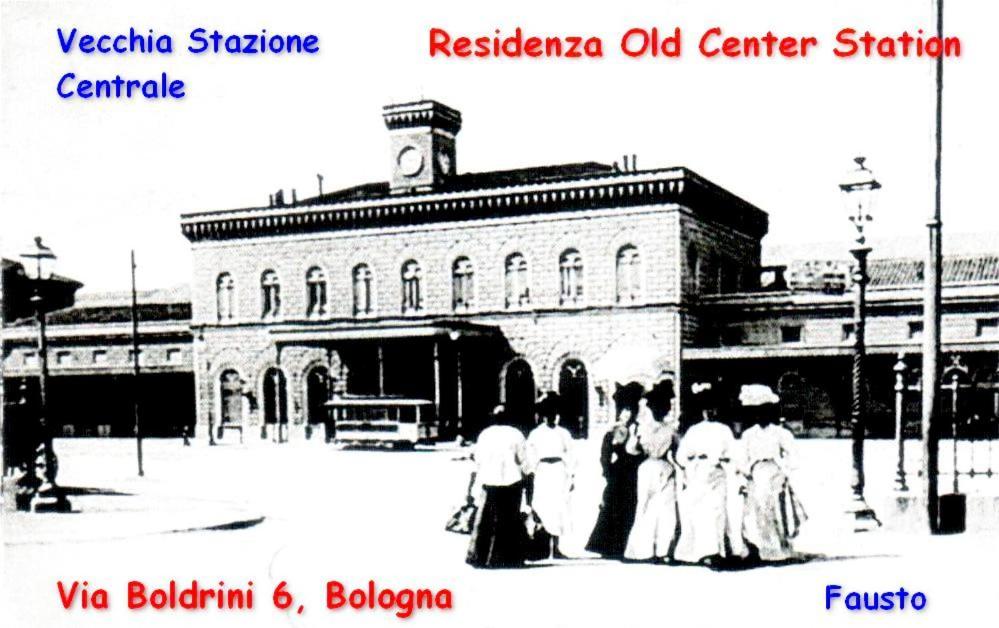 un groupe de personnes debout devant un bâtiment dans l'établissement Old Center Station, à Bologne