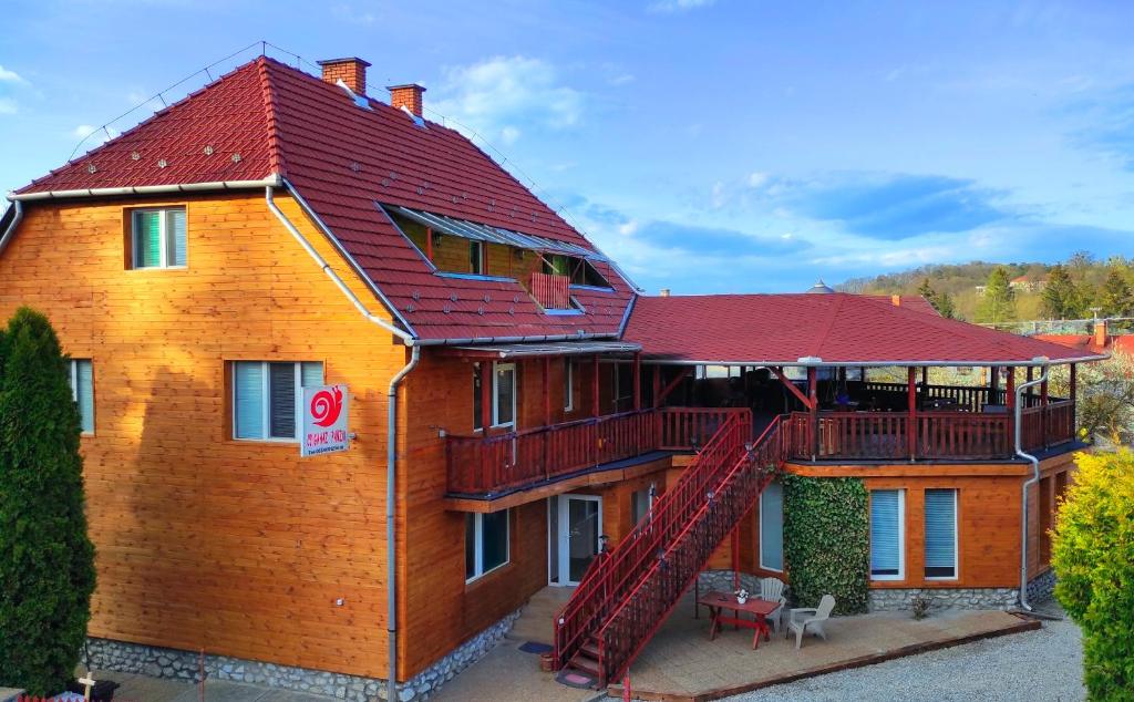 Csigaház Panzió - Housity