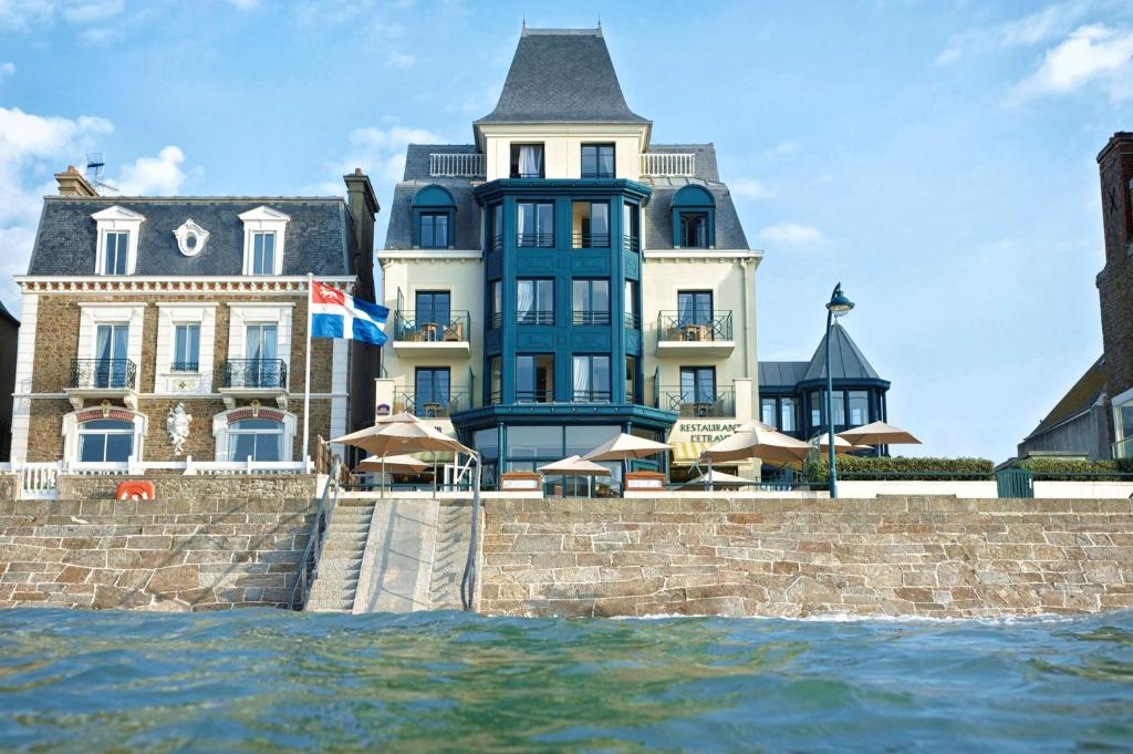 une grande maison au bord de l'eau dans l'établissement Best Western Alexandra, à Saint-Malo