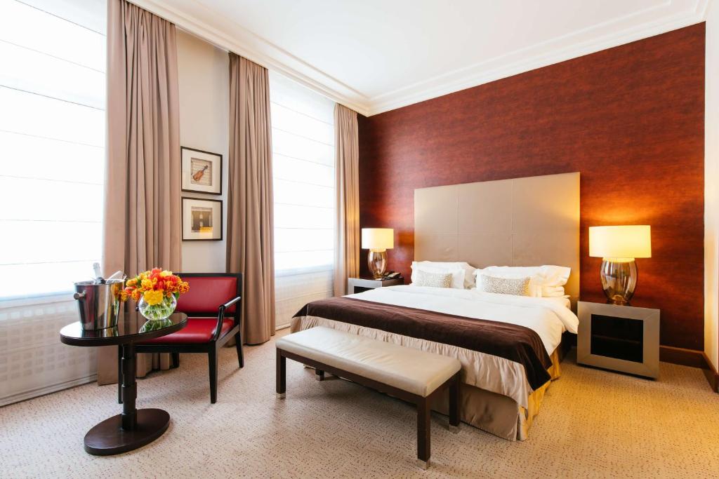 Pokój hotelowy z łóżkiem i krzesłem w obiekcie Radisson Blu Style Hotel, Vienna w Wiedniu