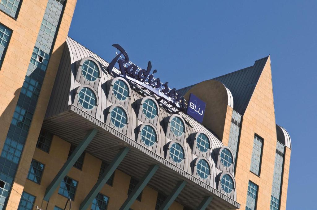ein Gebäude mit Balkon darüber in der Unterkunft Radisson Blu Hotel, Antwerp City Centre in Antwerpen