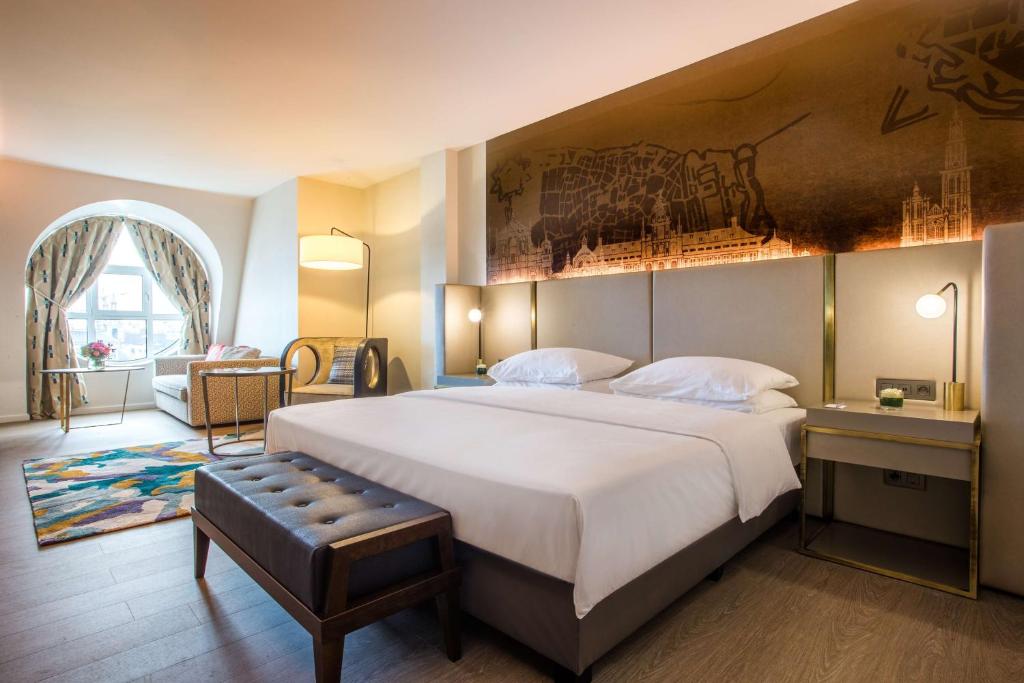 
Junior Suite with City View
