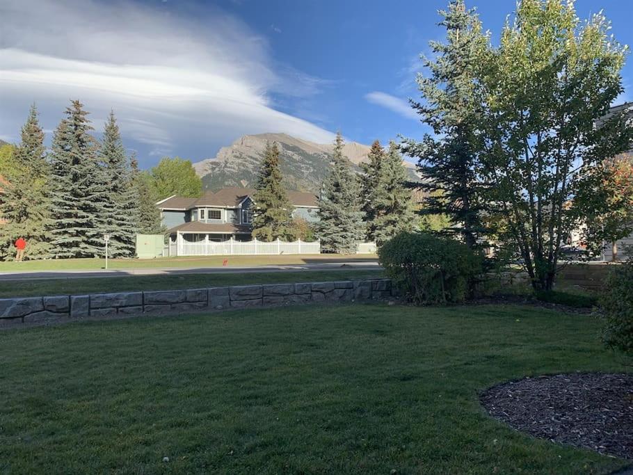 duży dziedziniec z domem w tle w obiekcie **NEW** Cozy Rocky Mountain Chalet with Park Pass w mieście Canmore