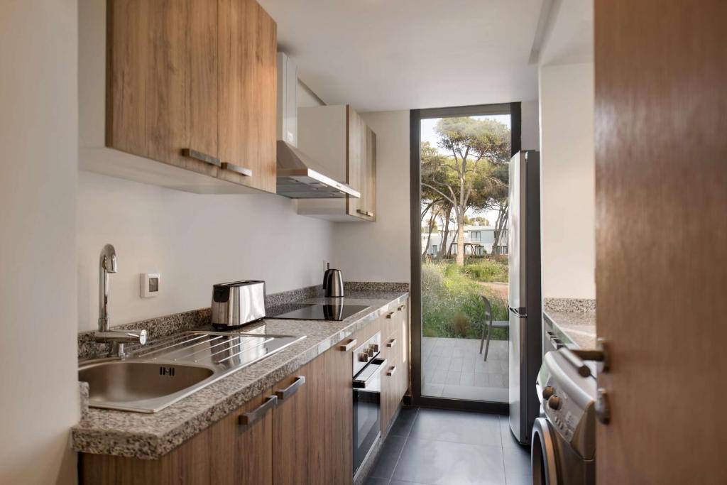 Cucina o angolo cottura di Radisson Blu Residences Al Hoceima
