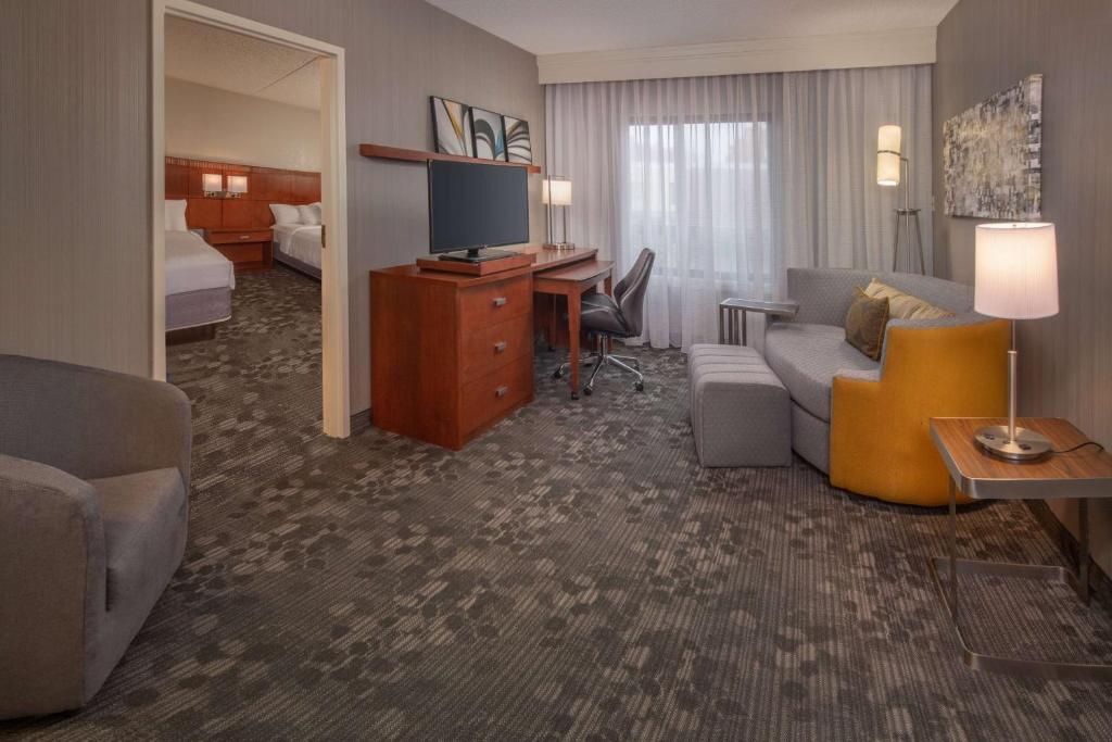 Uma área de estar em Sonesta Select Newark Christiana Mall