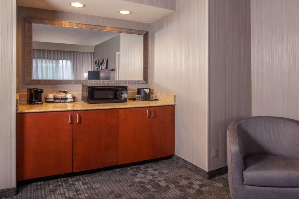 A cozinha ou cozinha compacta de Sonesta Select Newark Christiana Mall