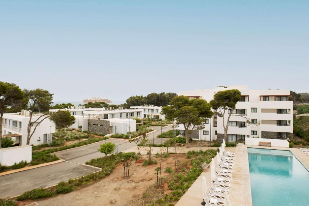 un balcone con vista sulla piscina. di Radisson Blu Residences Al Hoceima ad Al-Ḥoseyma