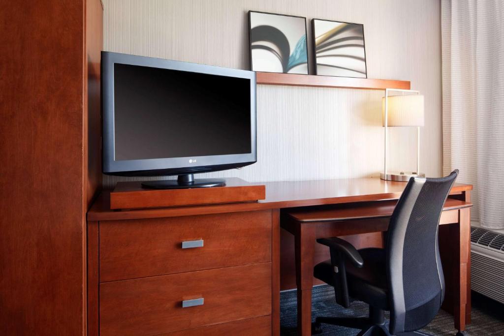 Uma TV ou centro de entretenimento em Sonesta Select Newark Christiana Mall