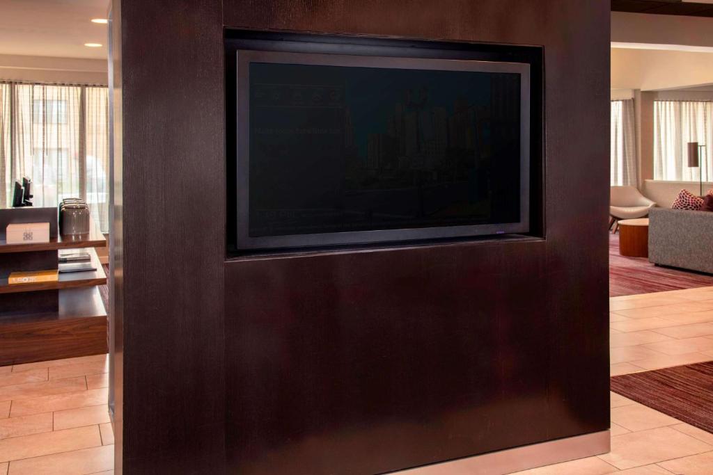 Uma TV ou centro de entretenimento em Sonesta Select Newark Christiana Mall