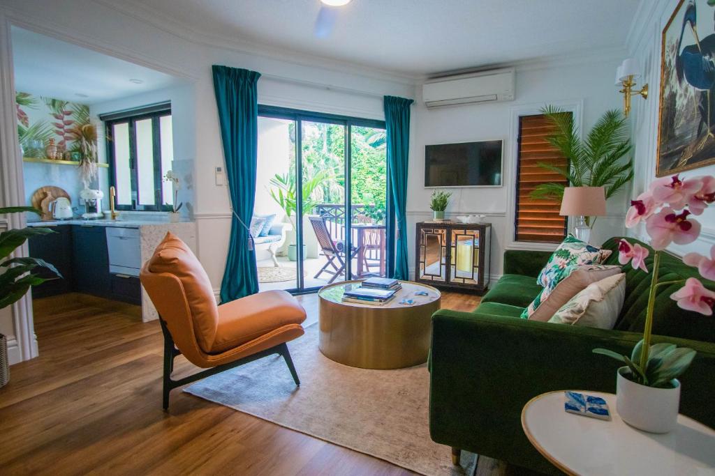 TV a/nebo společenská místnost v ubytování Ultima- Unique elegance in Port Douglas
