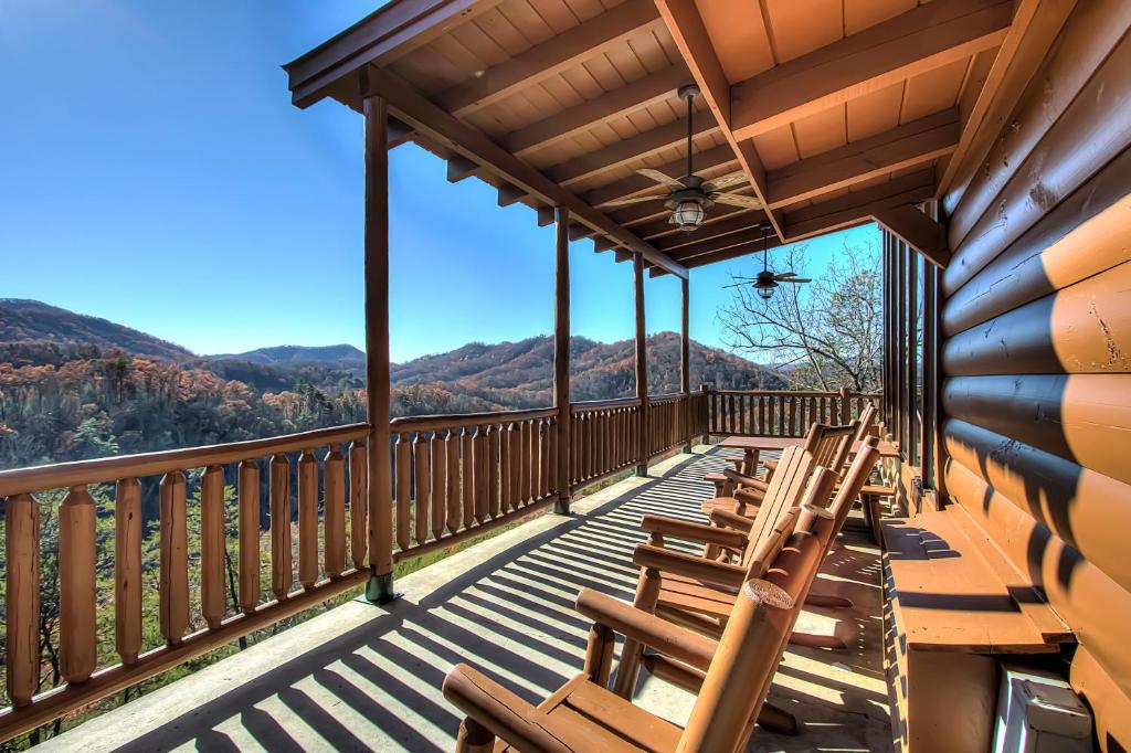 Majestic Luxury 3bed/3.5 Bath with Spectacular Views in Wears Valley! - Casa De Cuatro Dormitorios